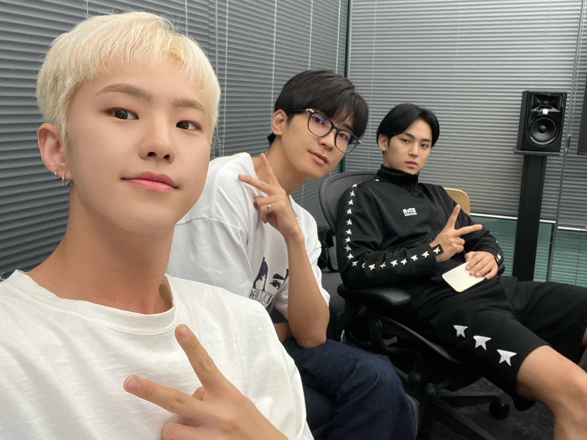 mingyukkm's tweet photo. There will always be that one friend who takes bad pictures of you. In my case, that one friend happens to be Hoshi hyung. I wasn’t even ready. https://t.co/hxsZsLkmk9
