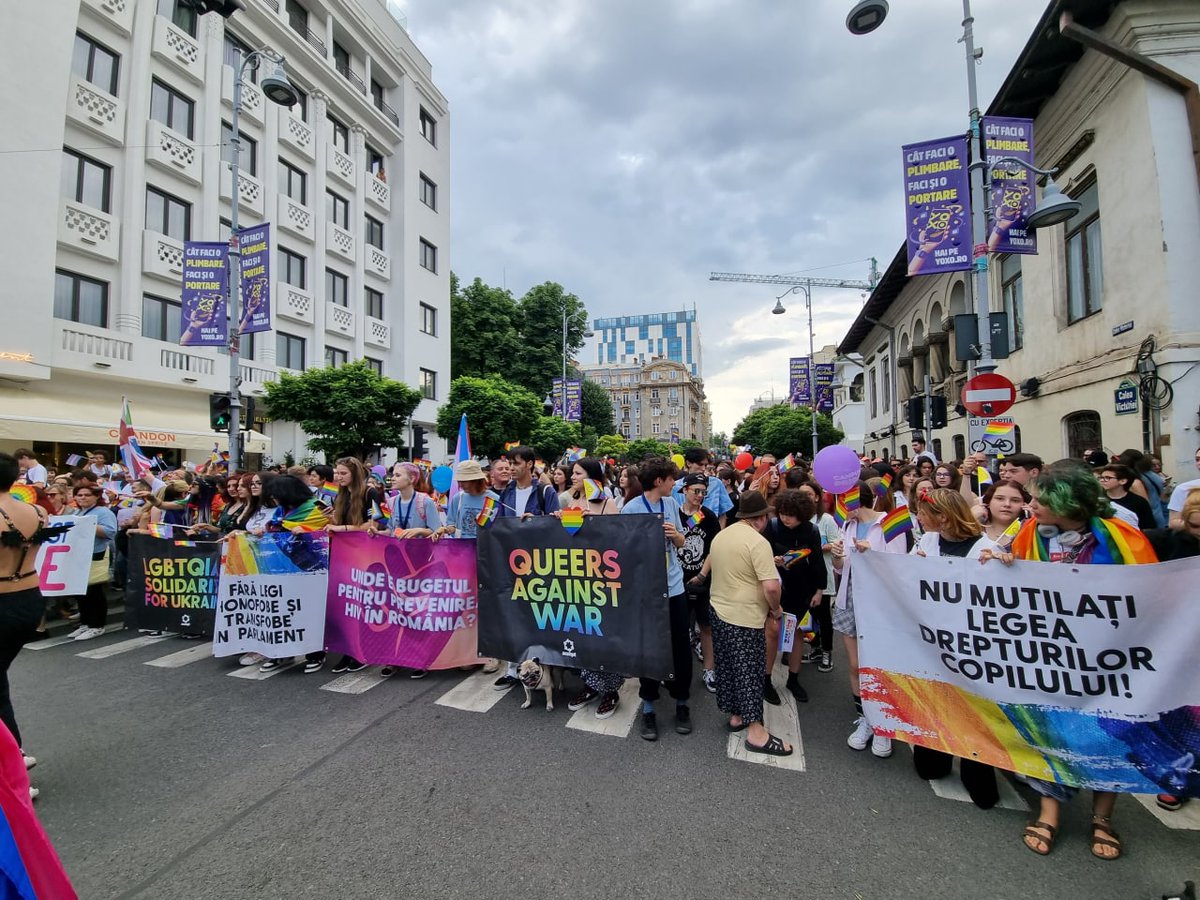 Diasthegoat7's tweet photo. 🇷🇴🏳️🌈
#Bukaresti melegek tüntetése a háború ellen: https://t.co/QijcNELhsi