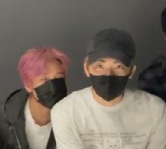 hyckIvr's tweet photo. haechan’s face is so small the mask is almost covering his eyes https://t.co/rqHIyLnEsk