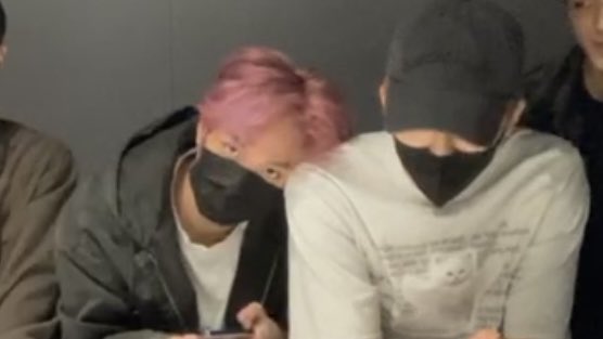 813haech's tweet photo. jaemin’s shoulder must be a very comfy place … 🥹 https://t.co/KDpA2kYvmT