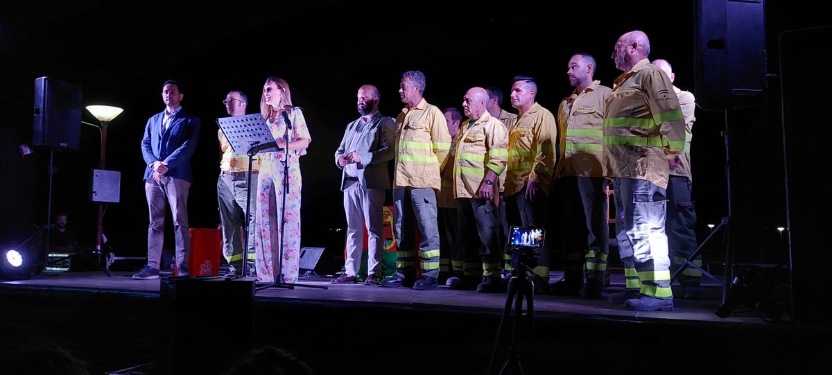 Plan_INFOCA's tweet photo. AYER | El Ayto. Pozo Alcón (Jaén) concedió el🏆V Galardón Festival del Agua a los compañeros de la provincia por su compromiso en la protección de la sierra.

📍Asistieron la DT @MedioAmbAND, Mª José Lara , y el Dtor COP, Germán Bartol.

Enhorabuena!!!

#BuenosDías
#OlaDeCalor ⚠️ https://t.co/DqGuTXS5O1