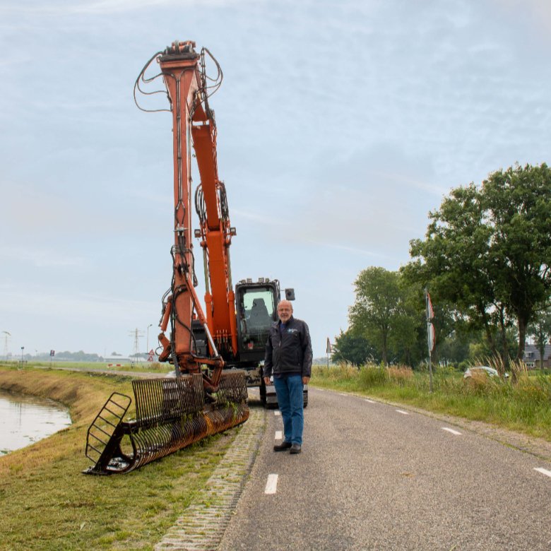 WDODelta's tweet photo. Jan de Lange is een van de #waterschapsvakmannen bij ons waterschap die heel wat meters maakt met zijn kraan om de sloten te maaien. Hoe houdt Jan rekening met de natuur als hij maait? Wij stelden hem drie vragen. Je leest het interview op onze website: https://t.co/R5jNs2SbmG https://t.co/B4H96dJJSA