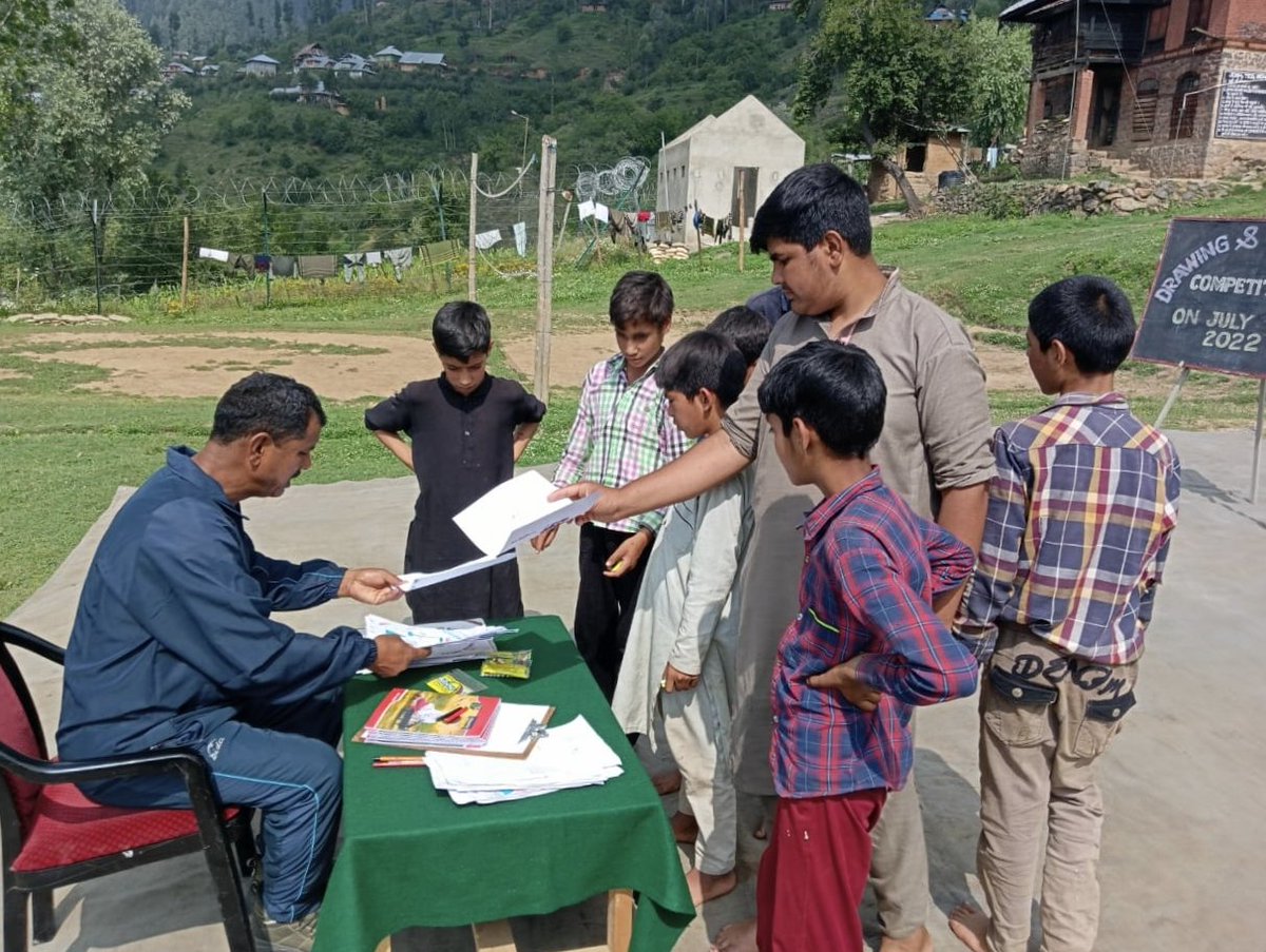 WularBattalion's tweet photo. A drawing competition for children of Kiatsan village was organised by Kiatsan Army camp of #WularBattalion ...
#NayaKashmir
#ConstructiveEngagement
#TheHaqParWani
#SherDilWani https://t.co/LDlFG64QSw