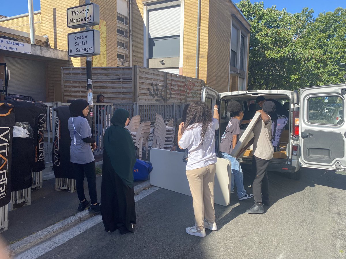 t_makki's tweet photo. Jour J Block Party 2 (10h-21h) 
Nos quartiers d’été sur la place centrale de Fives. Les jeunes du CSC Roger Salengro installent le matériels pour offrir une journée festive exceptionnelle aux habitants de Fives et ses alentours. Fives continue ses fêtes de l’été. Venez nombreux ! https://t.co/PzfaGGgN9p
