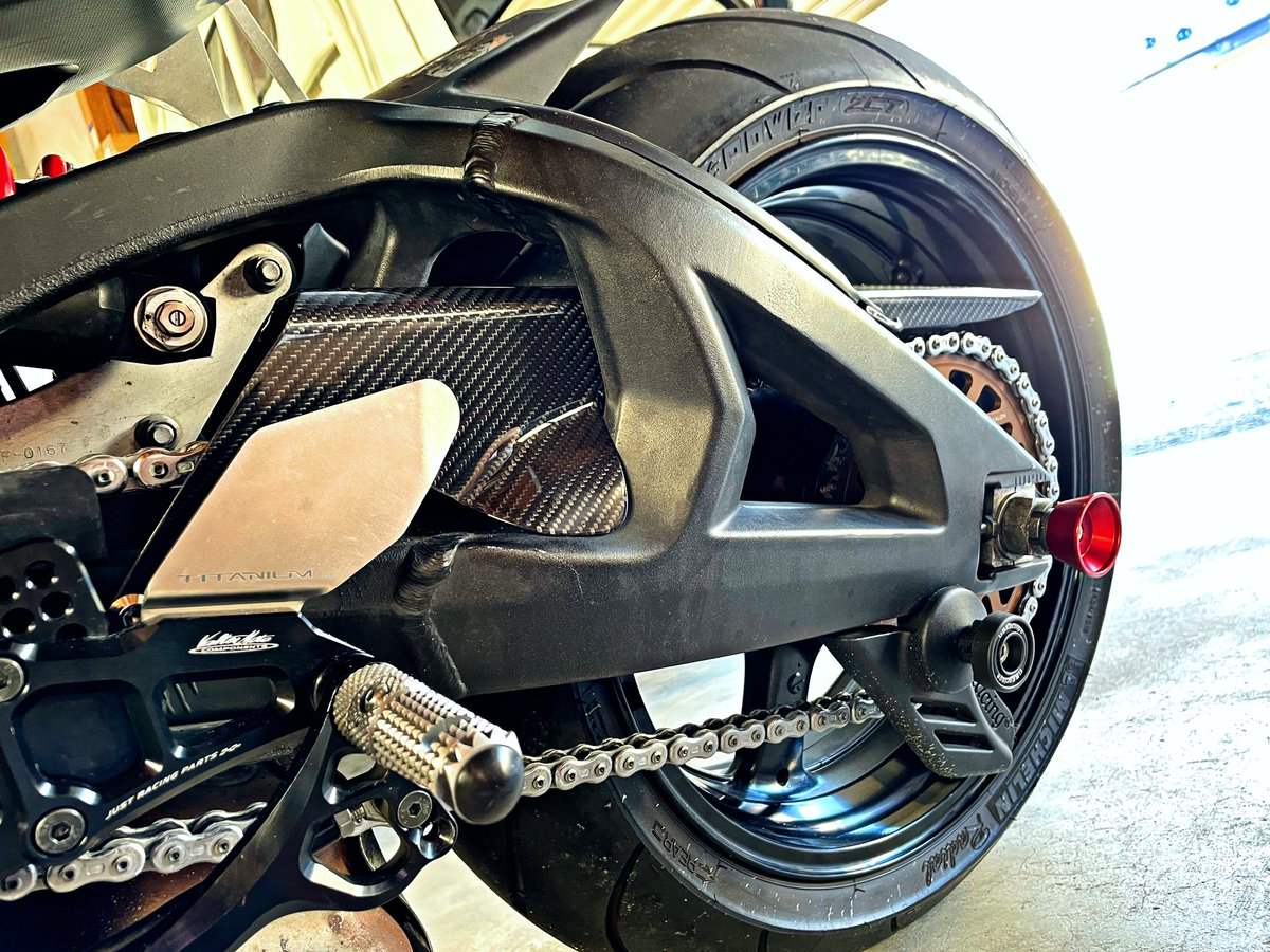 zx10r87256040's tweet photo. ドライカーボンチェーンカバー取付😁
リアがどんどん変わっていく!
リアフェンダーも届いてるけどこれは来週だな
#フルシックス
#FULLSIX https://t.co/0nYvzhQcBn