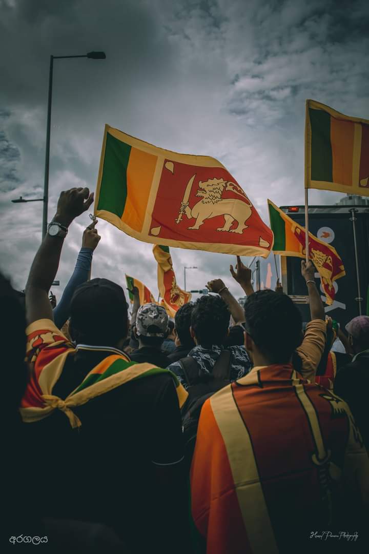 the__ysh's tweet photo. " අනාගතේ දවසක මේ රටේ මිනිස්සු කියයි "
අවුරුදු 72ක් තිස්සේ මේ රට විනාශකරමින් ඉදිය , 
සියලු දෙනාවම 2022.07.09 දින 
ඉල්ලා අස් නොකර පන්නා දමන්නට සමත්වුණා .. 🇱🇰

නැවතත් කවමදාවකවත් වැරද්දක් දෙස බලාගෙන ,
වහල්ලු ලෙස ජීවත් වීමට නොව #එඩිතරව ��තා කිරීමට 
එම වැරැද්ද නිවැරදි කිරීමට වග බලා ගත්හ https://t.co/kYKc1cBGG8