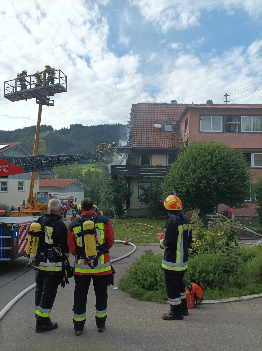 Stichwort: Nachalarmierung / B3 - offene Flammen aus Dachstuhl

Fahrzeuge: LF 10 + MZF + privat PKW

Kameraden: 20

Am späten Nachmittag wurde unsere Wehr zur Unterstützung der Feuerwehr Weitnau in den Hauchenbergweg nachalarmiertGrund hierfür war ein

ffw-kleinweiler.org/einsatz-feuerw…