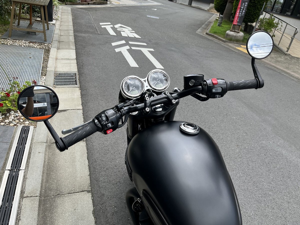 TR_CHIGASAKI's tweet photo. 【ブログ更新】
ボンネビルT120Black中古車両入荷致しました!
走行距離4,000km以下!
実用的なパーツ多数装着されております!
詳しくは下記リンクから!
当店ブログ↓
https://t.co/qYA0WSBv00
#トライアンフ
#TRIMPH
#トライアンフ茅ヶ崎
#クラシック
#ボンネビル
#T120
#ブラック
#Black https://t.co/6POKRNo4VH