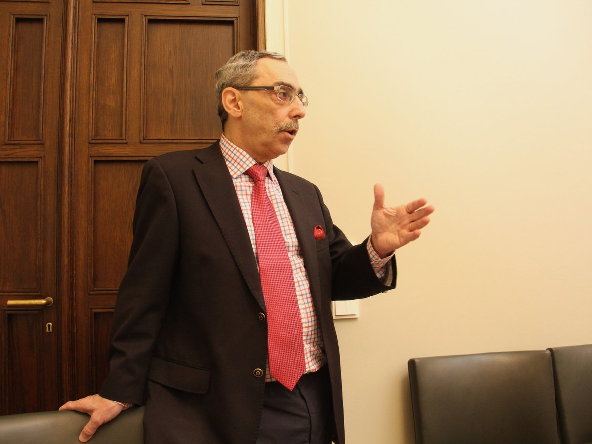 Eduskunta on värittömämpi, tylsempi ja yhtä pitkän perspektiivin omaavaa sanavalmista edustajaa köyhempi, jos Ben Zyskowicz sen jättää. Zysseä voi rohkaista jatkamaan silläkin, että hän nousee palveluvuositilaston kärkeen, jos tulee vielä valituksi. Kuva: © Risto Uimonen