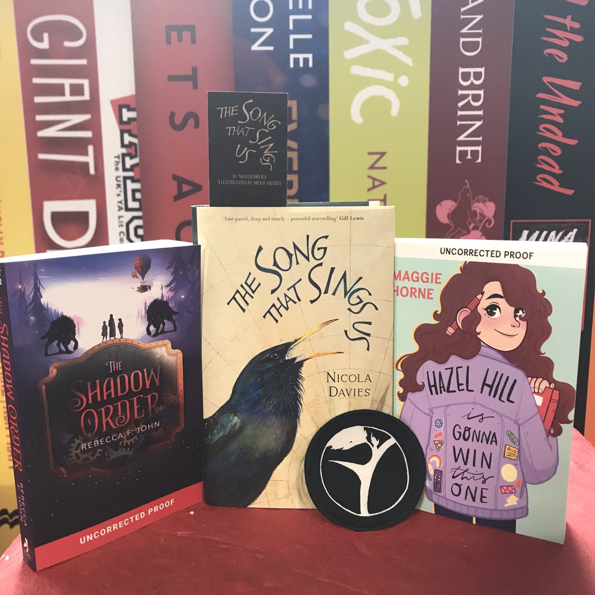Hey #YALC2022! Today we’re giving away this fab prize pack feat. a signed copy of #TheSongThatSingsUs with an exclusive patch + bookmark!
FL + RT and come tell us which song sings to you to enter the raffle! Open from 10am until we pick the winner at 2.30pm! @yalc_uk