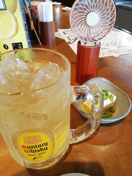 とりあえず入稿もしたし選挙も行ってえらいので今日は酒飲んでいい日!
ミニ扇風機も置いてくれた 