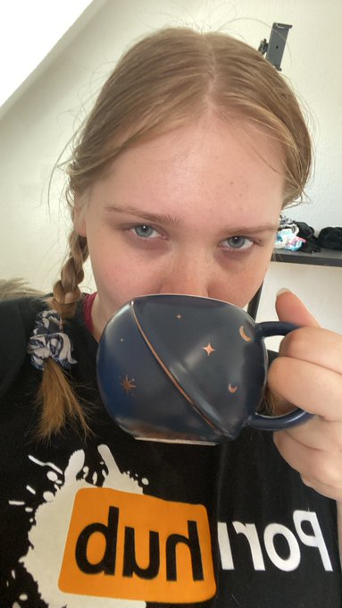 Der Morgen Tee 🥰 was w&uuml;rde ich blo&szlig; ohne machen? https://t.co/UjrtJ6QtcI<a href="/tag/curvy"class="tags"><span>#curvy</span></a><a href="/tag/chubby"class="tags"><span>#chubby</span></a><a href="/tag/nsfw"class="tags"><span>#nsfw</span></a><a href="/tag/onlyfansgirl"class="tags"><span>#onlyfansgirl</span></a>