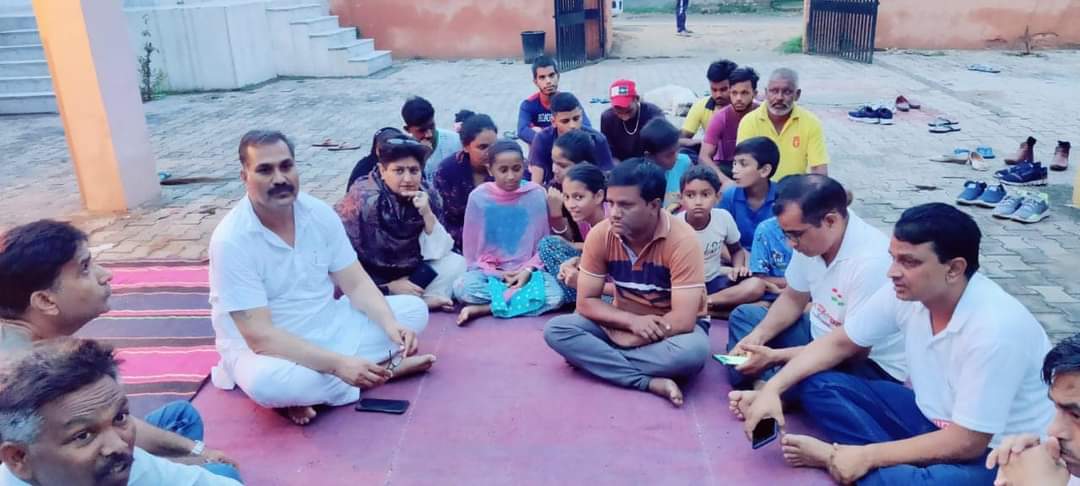 AjayPNagar's tweet photo. कल देर शाम पंचकुला, हरियाणा के गाँव कोट बिल्ला में टीम ग्राम पाठशाला ने जन-जागरण अभियान चलाया।
इस अवसर पर टीम ग्राम पाठशाला के साथ अधिवक्ता श्री भारत भूषण चौधरी जी, श्रीमती संगीता बैसला जी, प्रख्यात शायर श्री राजवीर राज जी और श्री सुधीर बैसला जी भी मौजूद रहे। https://t.co/gn7Dy7AO2d