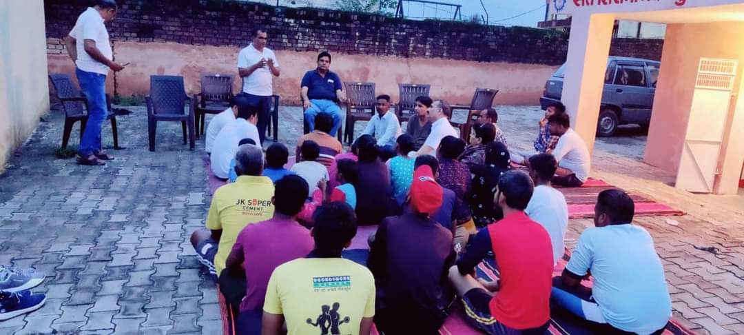 AjayPNagar's tweet photo. कल देर शाम पंचकुला, हरियाणा के गाँव कोट बिल्ला में टीम ग्राम पाठशाला ने जन-जागरण अभियान चलाया।
इस अवसर पर टीम ग्राम पाठशाला के साथ अधिवक्ता श्री भारत भूषण चौधरी जी, श्रीमती संगीता बैसला जी, प्रख्यात शायर श्री राजवीर राज जी और श्री सुधीर बैसला जी भी मौजूद रहे। https://t.co/gn7Dy7AO2d