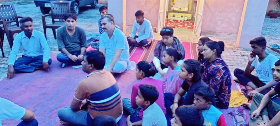 AjayPNagar's tweet photo. कल देर शाम पंचकुला, हरियाणा के गाँव कोट बिल्ला में टीम ग्राम पाठशाला ने जन-जागरण अभियान चलाया।
इस अवसर पर टीम ग्राम पाठशाला के साथ अधिवक्ता श्री भारत भूषण चौधरी जी, श्रीमती संगीता बैसला जी, प्रख्यात शायर श्री राजवीर राज जी और श्री सुधीर बैसला जी भी मौजूद रहे। https://t.co/gn7Dy7AO2d