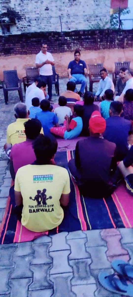 AjayPNagar's tweet photo. कल देर शाम पंचकुला, हरियाणा के गाँव कोट बिल्ला में टीम ग्राम पाठशाला ने जन-जागरण अभियान चलाया।
इस अवसर पर टीम ग्राम पाठशाला के साथ अधिवक्ता श्री भारत भूषण चौधरी जी, श्रीमती संगीता बैसला जी, प्रख्यात शायर श्री राजवीर राज जी और श्री सुधीर बैसला जी भी मौजूद रहे। https://t.co/gn7Dy7AO2d