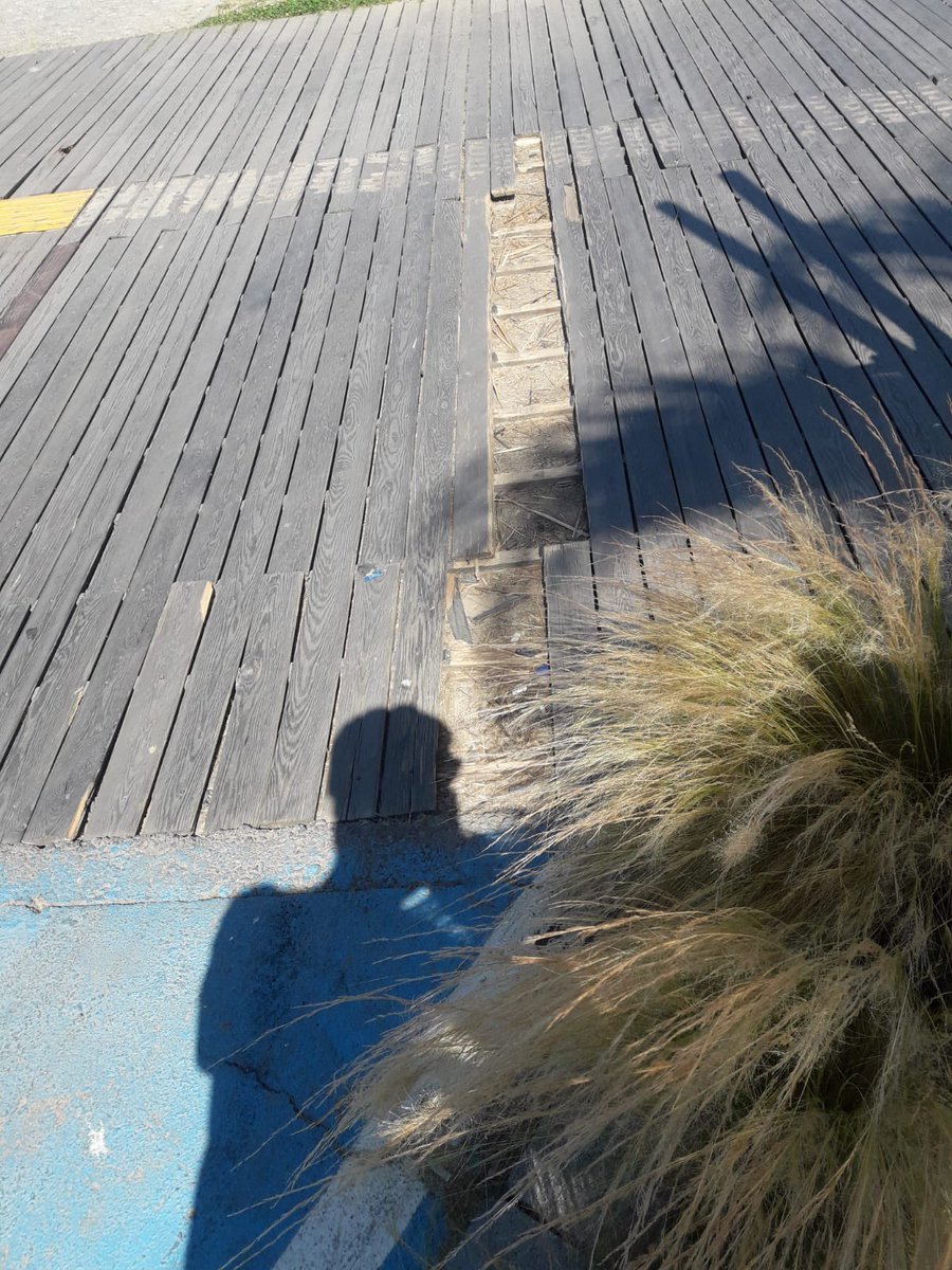 Bostanlı pazar yeri karşısındaki bisiklet yolunun iki bölümündeki tahta zemin doğal şartlar sonucu tehlikeli şekilde aralık. Zemine acilen kalıcı sağlıklı bir iyileştirme yapılmalı. <a href="/izmirhim/">İzmir HİM</a> #izmirbüyükşehirbelediyesi #bisikletveyaya #ibbulaşımdairebaşkalığı #etüdprojemüdürlüğü