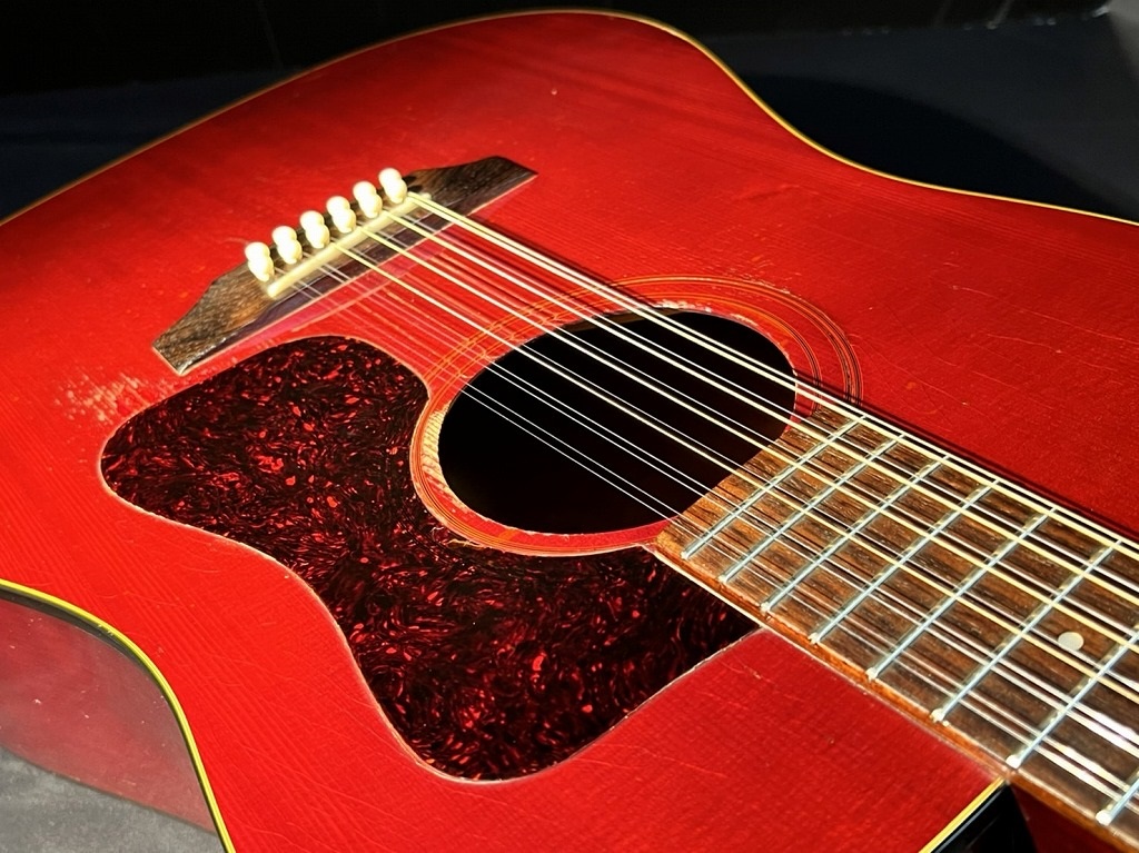 GCLUB_TOKYO's tweet photo. 最近市場で見掛ける事の少ないGuild D212('81)初年度モデルの入荷です!12弦ギターです!いい顔してます!All I got is a red guitar three chords and the truth !!!
https://t.co/N2pi8iy3wm
#guild #d212 #ギルド #アコギ #12弦 #赤いギター #ビンテージギター https://t.co/2yoGe1GxKt