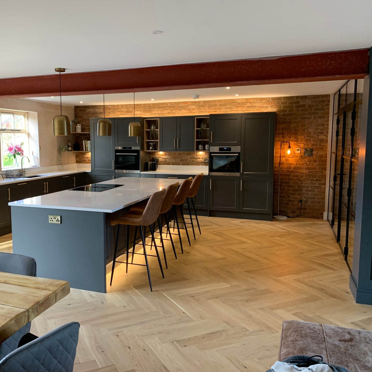 thebricktileco's tweet photo. Industrial blue shaker units, herringbone flooring and our very own Blend 1 tiles make for a simply stunning space. All created by the talented folk at @clarke_kitchens
.
.#exposedbrick #brickslips #bricktiles #brickfeaturewall #bluekitchen #hagueblue #industrial interior https://t.co/xNfaKD4pg9