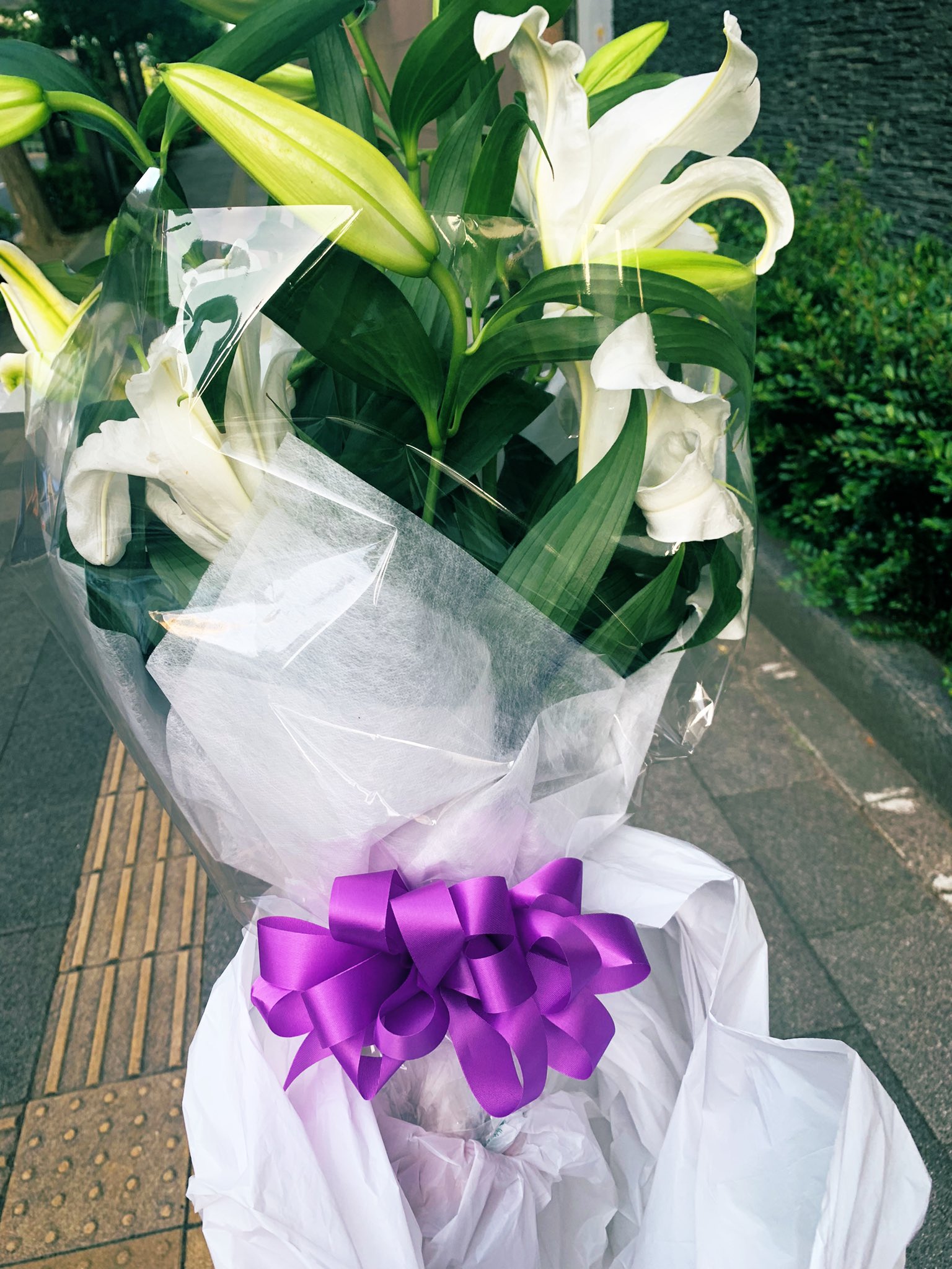 シャン Yp 永田町の自民党本部へ献花しに参りました 3千円予算の百合の花束ですが近所の花屋さんが予算内で綺麗に纏めてくれました 多謝你 個人的に1番嫌だなと感じたのはマスコミ連中 献花しない癖に献花台の様子はどうでしたか とか聞きますからね