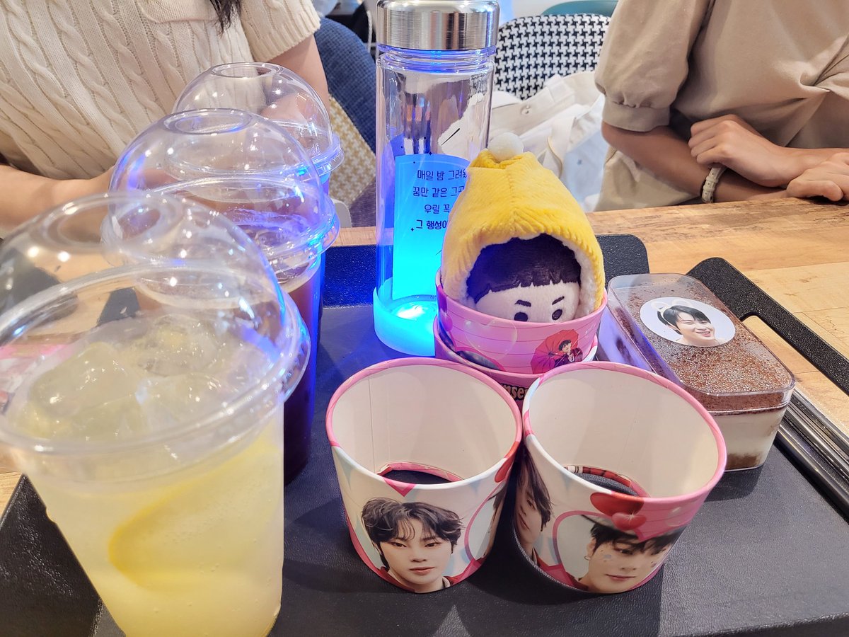hsw__0322__'s tweet photo. 하성운 가득한곳에서
혐생에 지친 마음 힐링잔뜩받구 왔다아
행복한 공간 준비해주신 
슨생님들 너무나 감사합니다😆
@SkyFor_0322
#하성운
#하성운컴백한다_하늘이들아같이놀자 https://t.co/NADK4v2hyJ