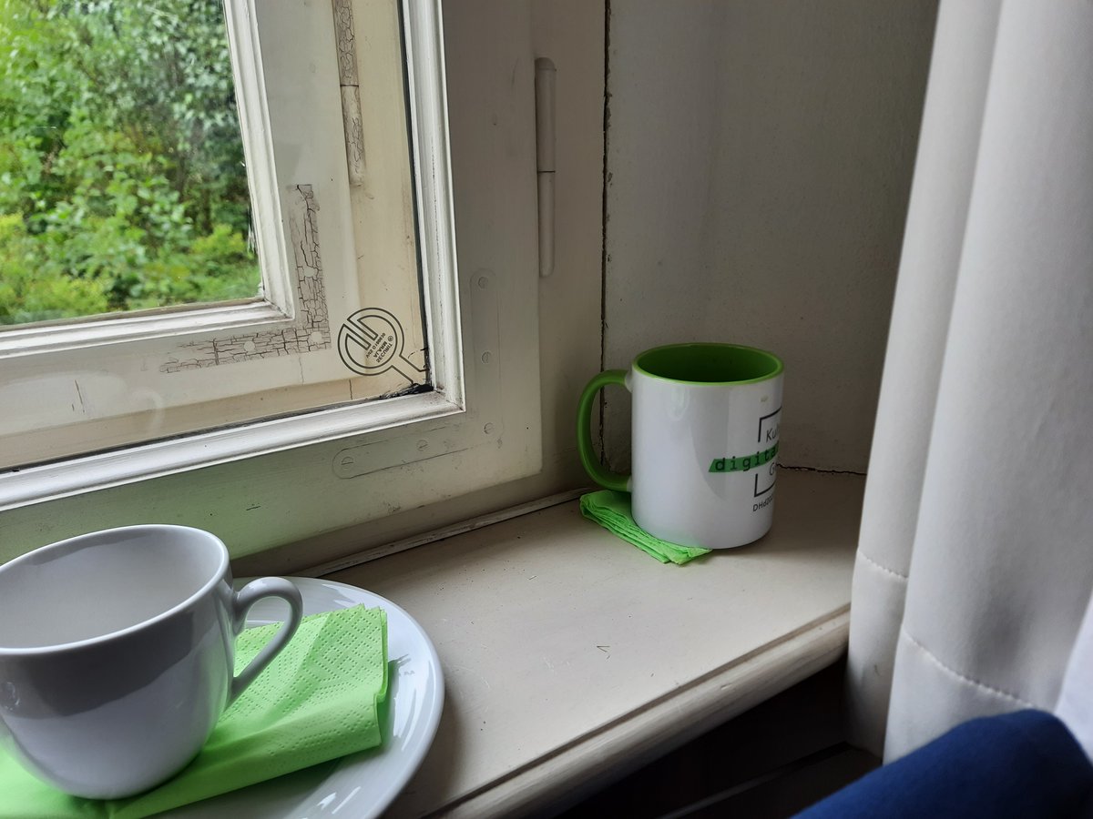 Schaut, was wir gestern beim  #DHd2022barcamp in der freien Wildbahn gespottet haben: 
Eine scheue, seltene Konferenztasse! 👀😍
Wo verstecken sich Eure #digitalhumanities Tassen eigentlich so? 😉 #Dhd2022 #DHinaMug