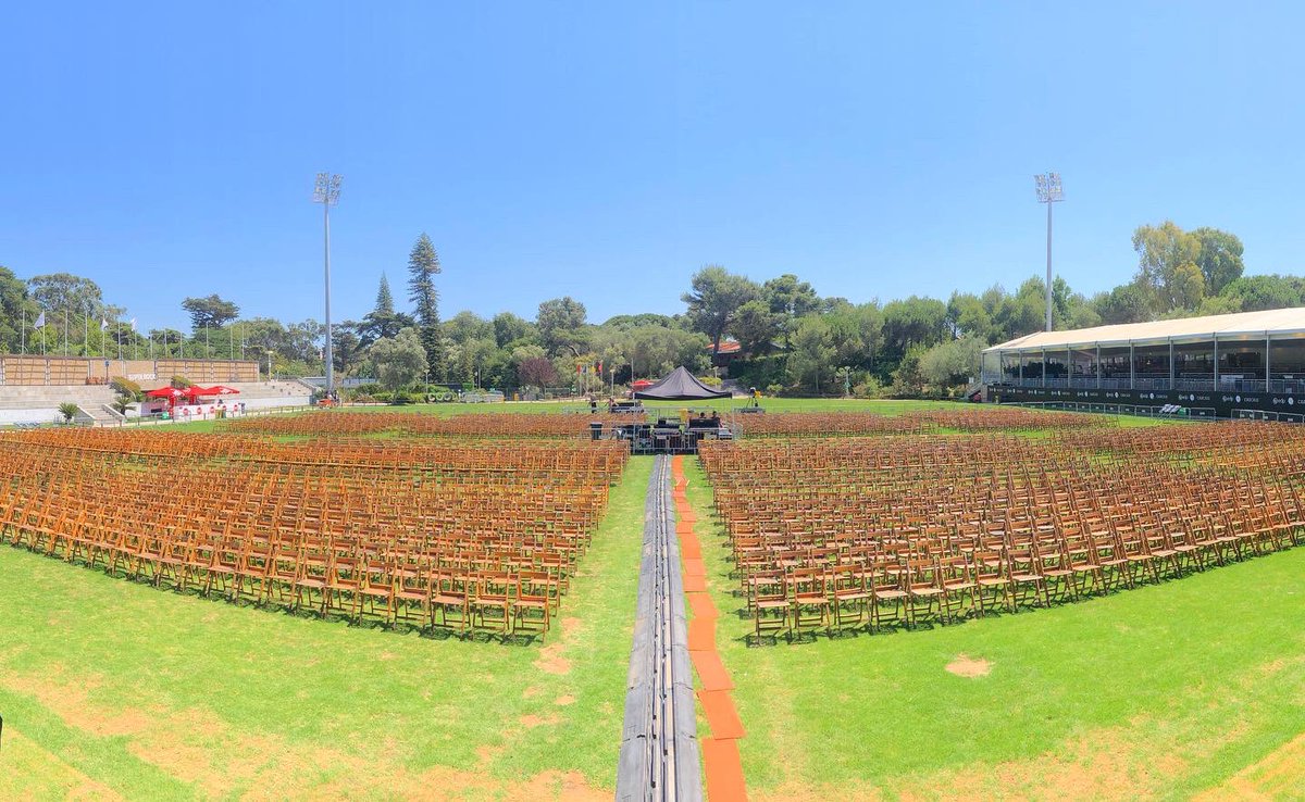 elizajamesvln's tweet photo. #theoffice today! Playing #edpcooljazz festival tonight in Cascais Portugal with @paulanka! We go on at 22:15! #paulankatour #ankasingssinatra #myway #violin #vocals https://t.co/LiLtYUwB6Y