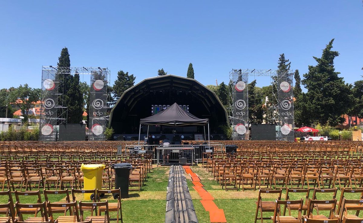 elizajamesvln's tweet photo. #theoffice today! Playing #edpcooljazz festival tonight in Cascais Portugal with @paulanka! We go on at 22:15! #paulankatour #ankasingssinatra #myway #violin #vocals https://t.co/LiLtYUwB6Y