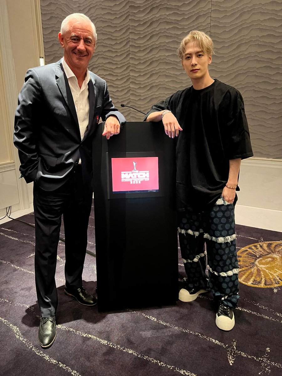 LFC's tweet photo. Reds legend @Ian_Rush9 meets @JacksonWang852 at our fan event in Thailand, who will perform ahead of our clash with Manchester United on Tuesday 🎶

#LFCPreSeason https://t.co/2blzoOeUOK