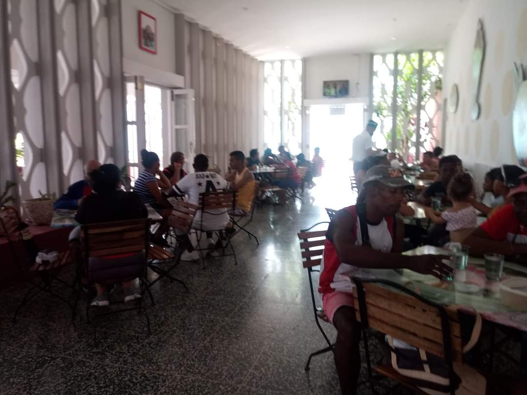 RebecaMoralesE3's tweet photo. Reapertura del Coppelia en #Matanzas #Cuba @gpppmatanzas @mariofsabines @SuselyMorfaG https://t.co/Um9H8piYQE