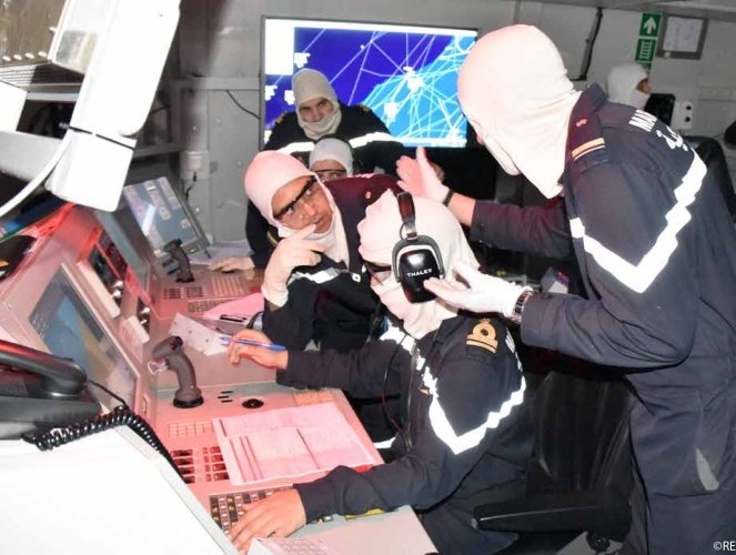 FAR_MAROC's tweet photo. de la frégate F615 Allal Ben Abdellah (de type Sigma) et du destroyer USS Roosevelt (DDG-80) au menu de cet exercice plusieurs manoeuvres: #Guinex (tirs contre des objectifs flottants et terrestres),#Casex (lutte anti-sous-marine)
Crédit photos : Revue des FAR N°409 https://t.co/4XXVUMCddx