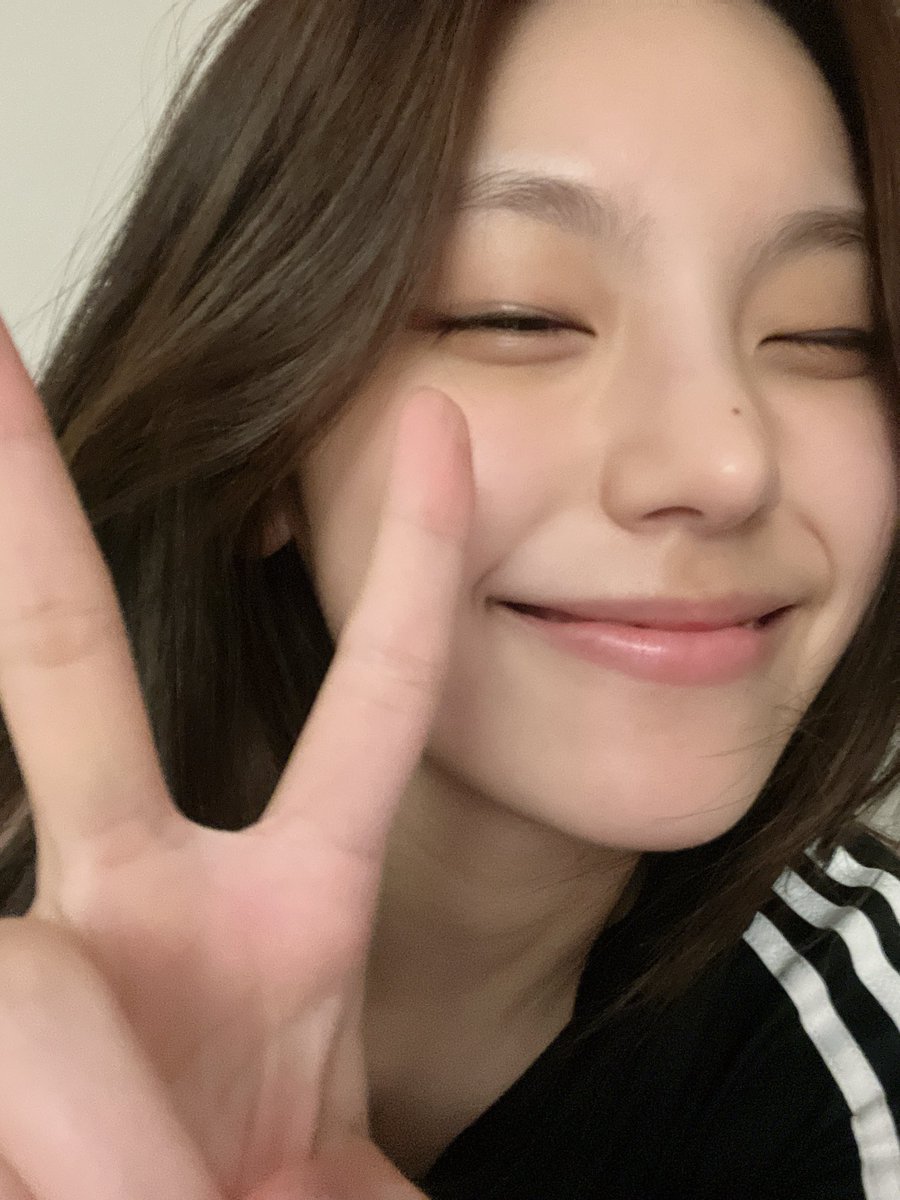 yejispinkstrip's tweet photo. you make awful nights bearable i love you ❤️ https://t.co/he2fnBY0XB