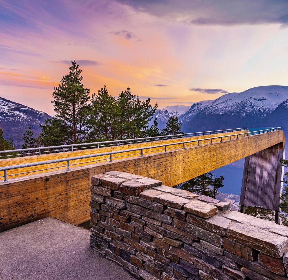 🇬🇧: Stegastein takes the breath away from most people, and is a perfect spot for taking great pictures. Stegastein is one of the most photographed viewpoints in the region.

📷: Hans Smedegård
#visitsognefjord #fjordnorway #visitnorway #norway  #norja  #holidays #fjordvillages