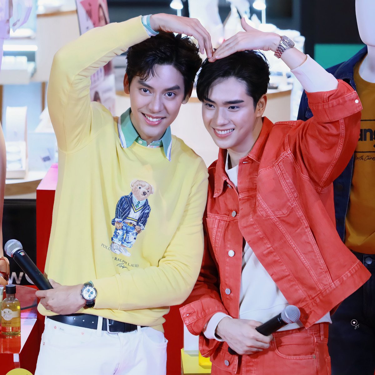 CuzofTeetee's tweet photo. (มอง)คนละกล้อง แต่🫶🏻หัวใจดวงเดียว 🤭
#TEeThanapon #TaeDarvid
#CMGxATOME #atomeTH
#CMGxATOMExTAETEE
28.6.65 @ CentralWorld https://t.co/TYLbRmFaB0