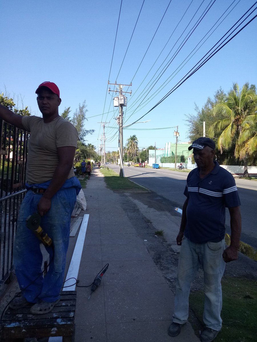 yamilapenao's tweet photo. Domingo de trabajo, chequeamos las acciones de mantenimiento constructivo. Se incorporan los trabajadores de la unidad administrativa que como siempre garantizan las condiciones de trabajo. Sobran las razones y motivaciones. #RendiciónDeCuentaFGR @FGR_Cuba  @PresidenciaCuba https://t.co/lqRzI7N2pV