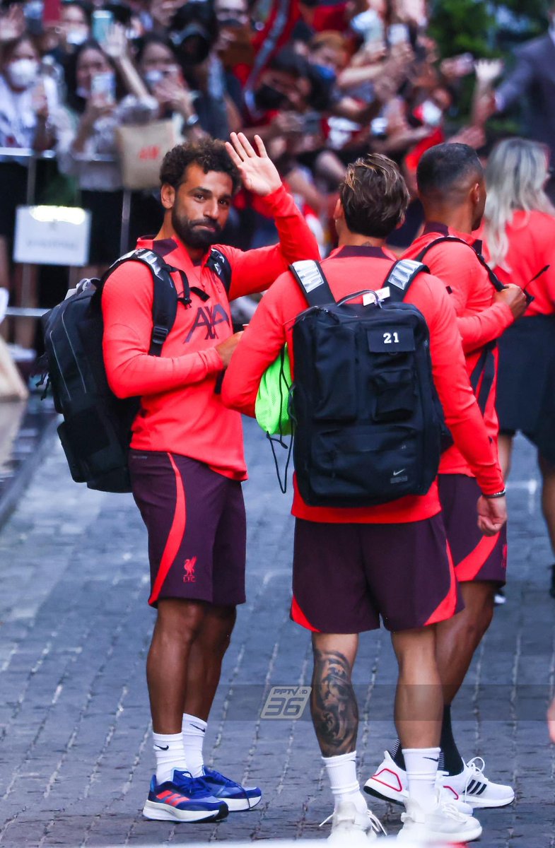 ryorafael25's tweet photo. ซุปเปอร์สตาร์ระดับโลก เฟรนลี่กับแฟนๆมาก ❤️ #MoSalah #LFC #LiverpoolInThailand #ลิเวอร์พูล #Liverpool #SawasdeeLFC https://t.co/RxslHuxSRp