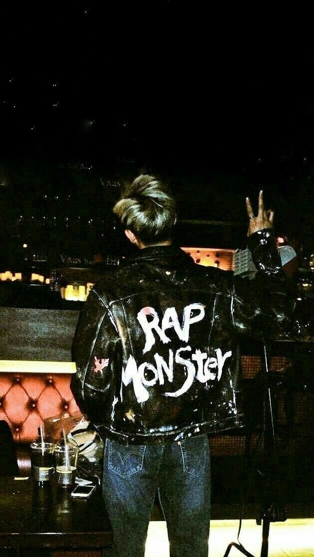 njscenery's tweet photo. namjoon as bts mics ; a thread https://t.co/lAe3Tel3NC