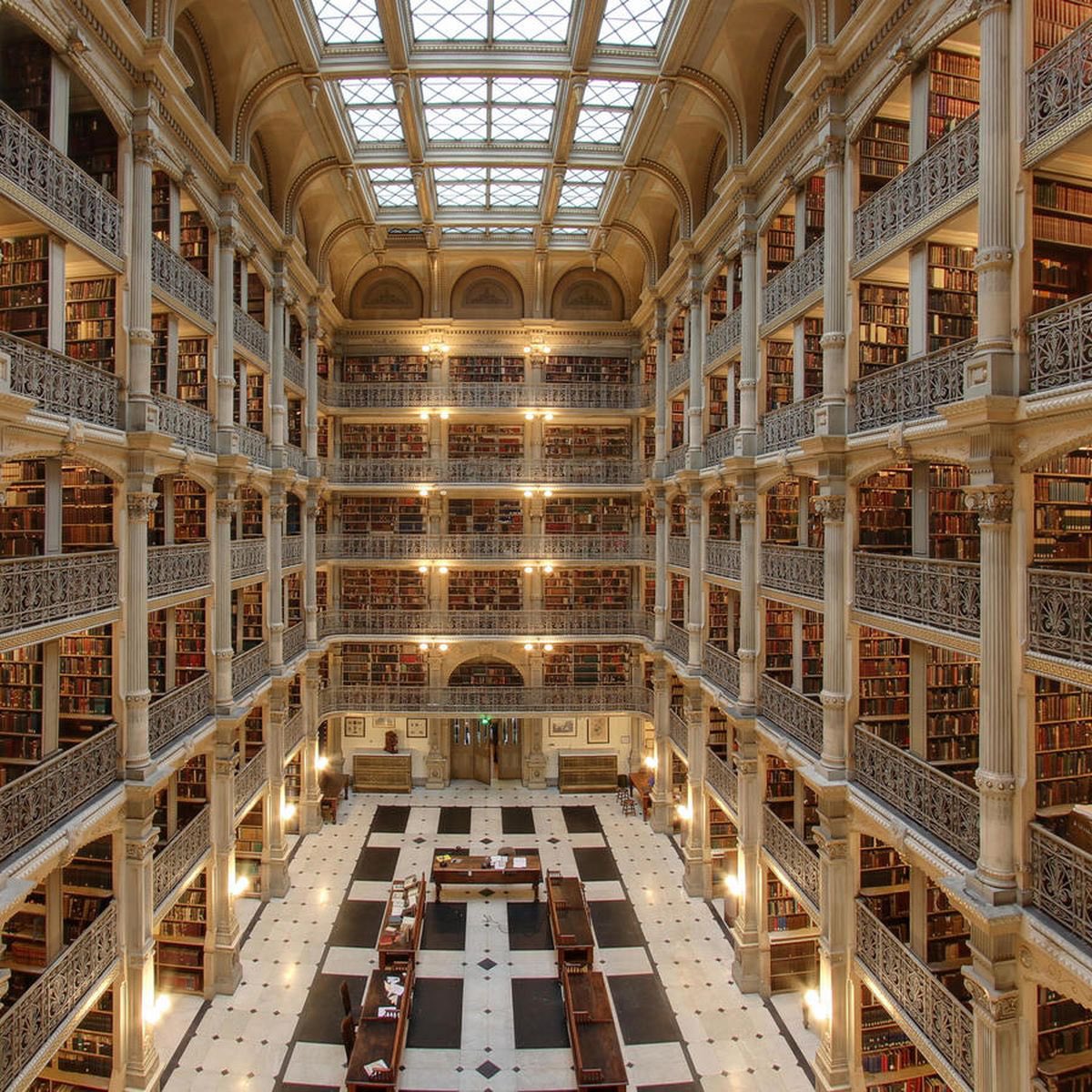 QueLeoForestal's tweet photo. Feliz día del bibliotecario. 
Un gran abrazo a todos quienes cumplen una labor cultural invaluable desde tiempos remotos. https://t.co/g6wpJSMtfD