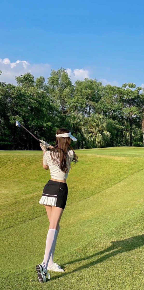 tangsisi29's tweet photo. nice day. Of course it starts with golf https://t.co/ZHZPWyx8Vq