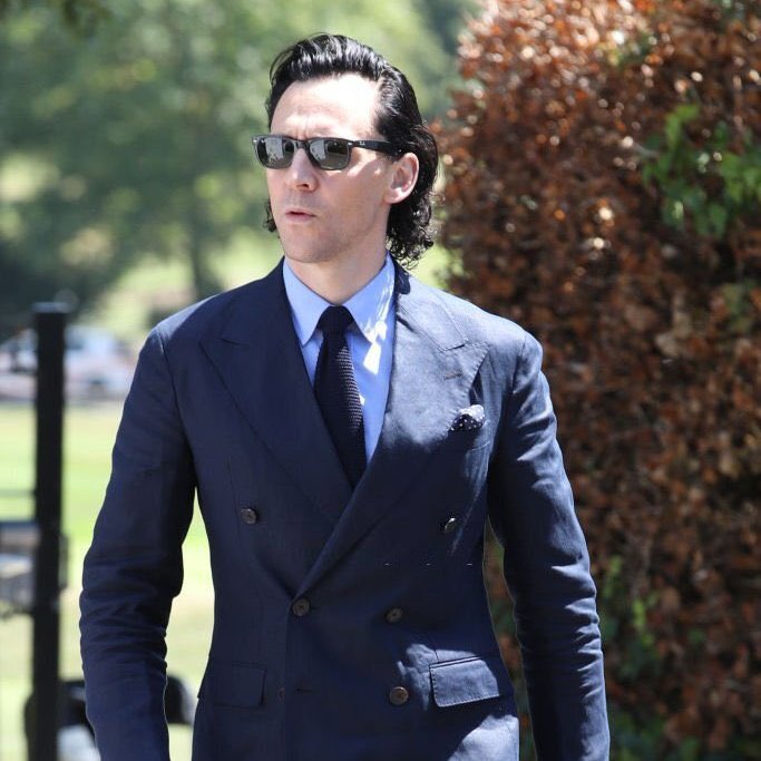 hiddlesdarlin's tweet photo. NEW 🙏🏻: Tom Hiddleston at Wimbledon looking like a king https://t.co/jhluqrlL5S
