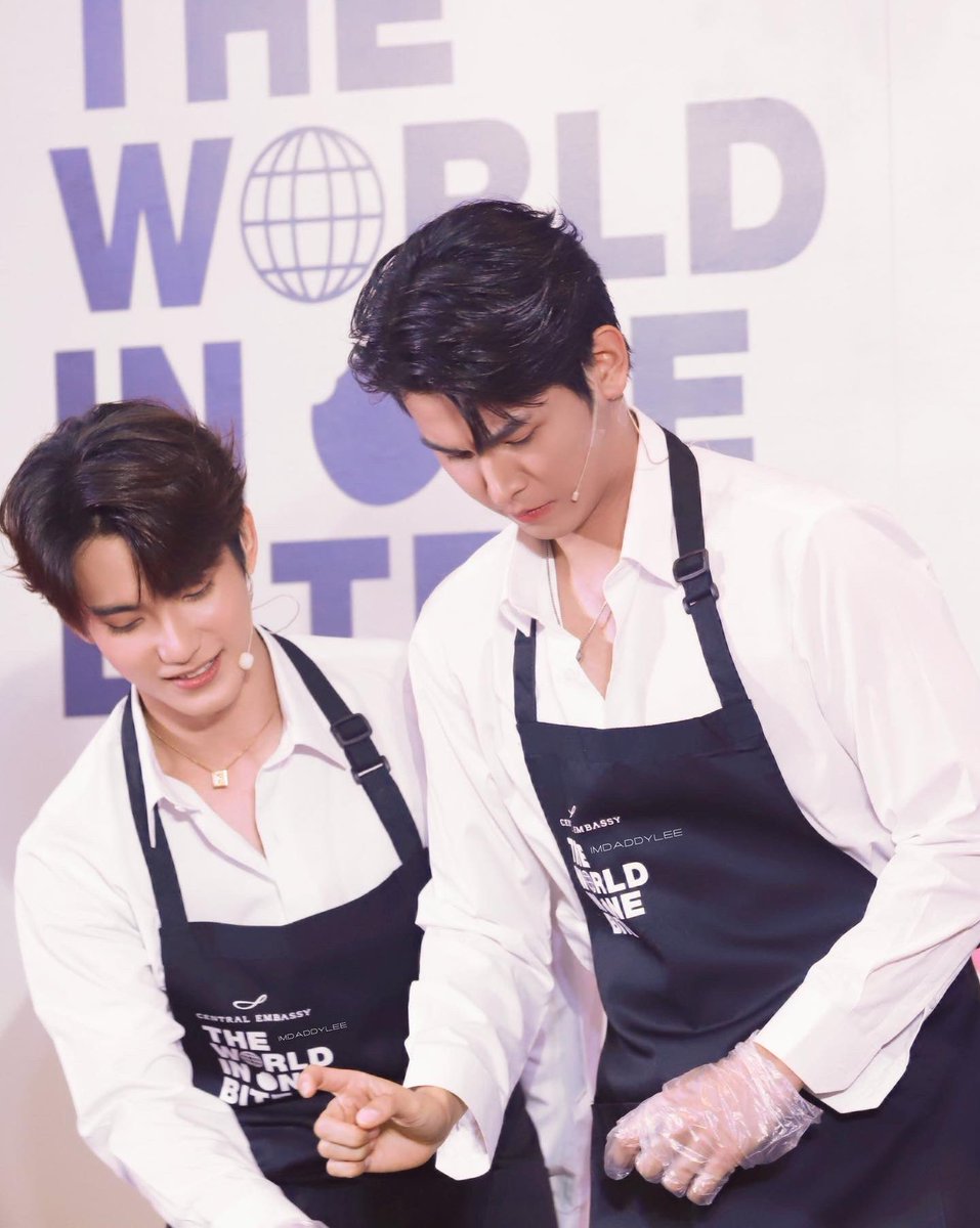 FirstfhUSA's tweet photo. The Handsome Chef 🧡💙
#PraewXJaFirst #first_chalongrat #first_fh #japhacchara #jafirst #jafirstnation #teddyja #ด้อมจิ๋ว #DomJiw #จาเฟริสท์ https://t.co/DG6AkTGY96