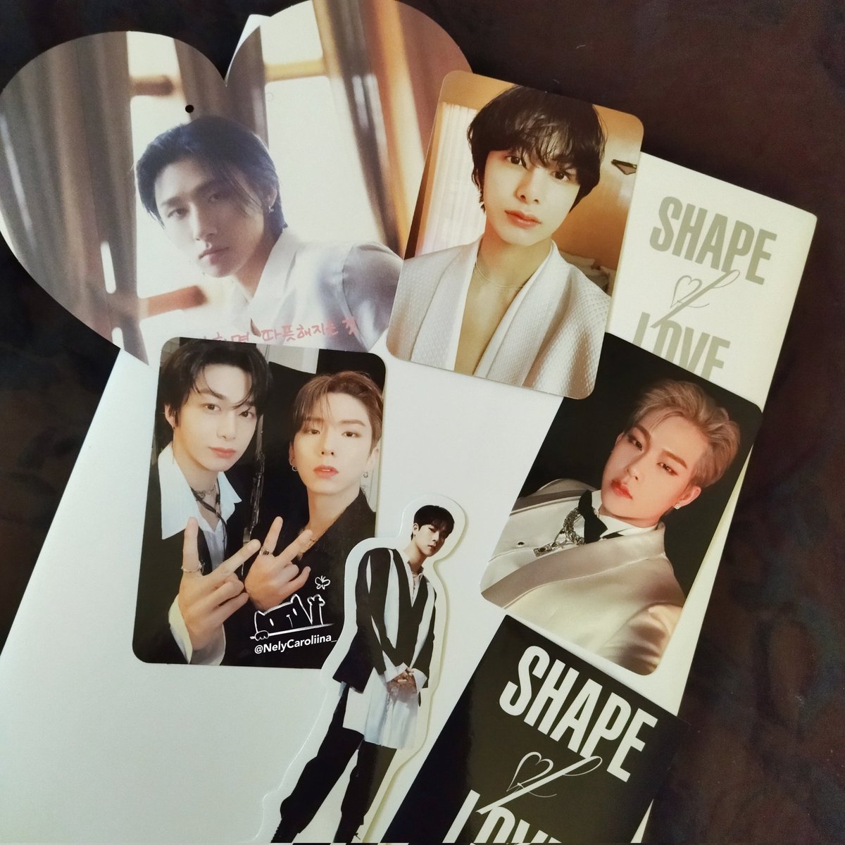 NelyCaroliina_'s tweet photo. Hola, hola! Thanks you so much @CocoChannelle_ for doing this GO, my beautiful Shape of love arrived well🥺 I loved the freebies too, I put them on my phone wuw✨
#CocoGoproof #MonstaX https://t.co/mVPglSPpbx