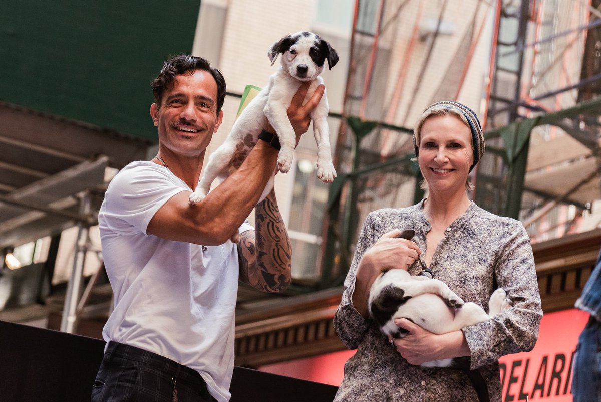 @BroadwayBarks is officially back! See Broadway stars join hosts @OfficialBPeters and Sutton Foster for the 24th annual event 🐶🌟

📸 by me for @Theatrely