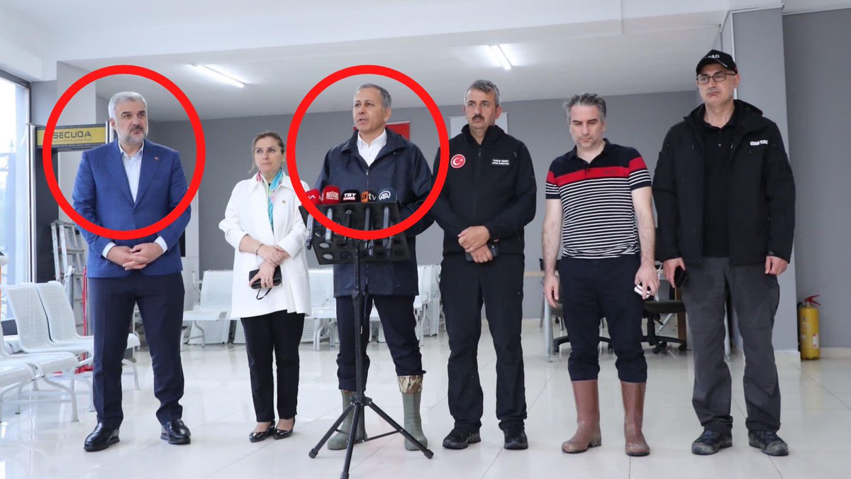 trxhaber's tweet photo. İstanbul valisi, İl idaresinde görevi ve yetkisi olmayan Ak Parti il başkanıyla ortak açıklama yaptı. Üstelik kapalı salonda çizme şovu yaparak. https://t.co/nYWF27n3IU