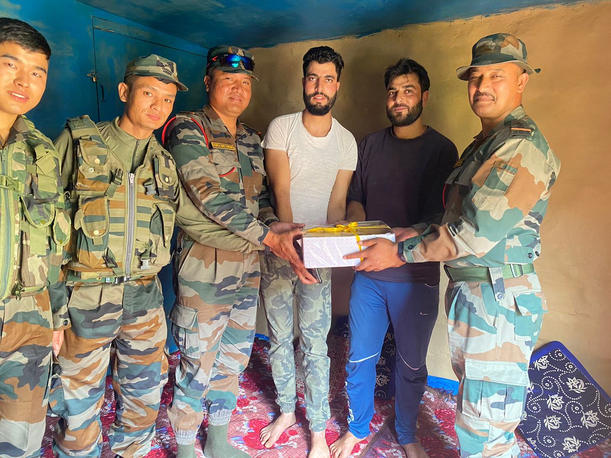 NigarGurez's tweet photo. #IndianArmy  celebrated #eiduladha2022 with locals in #Kashmir and joined in their Eid celebration &amp; shared happiness of Eid together.
#WeCanWeCare
#IndianArmyPeoplesArmy https://t.co/lQCzvOowyI