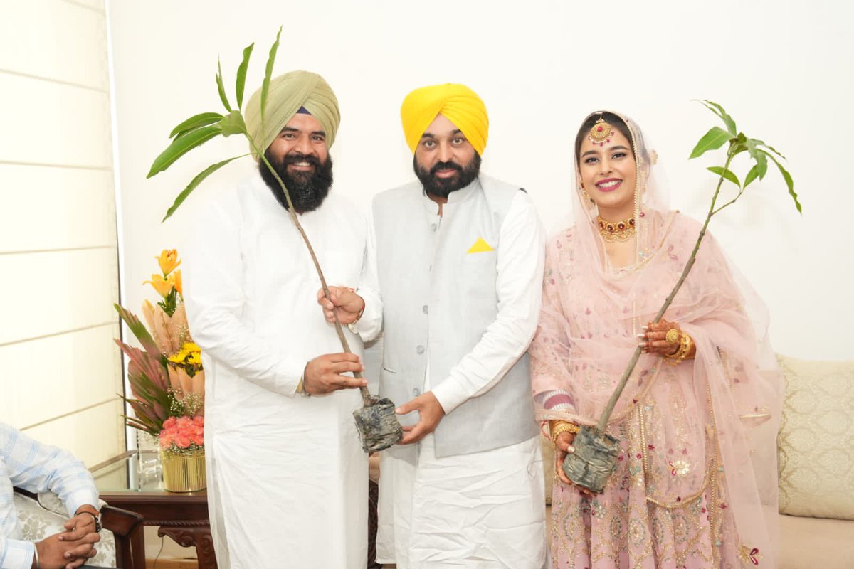 RouriJai's tweet photo. Congratulated CM @BhagwantMann ji and Dr. Gurpreet Kaur and presented them Desi Mango Saplings, for which once our Doaba region was famous. https://t.co/MIkVg6uC0s