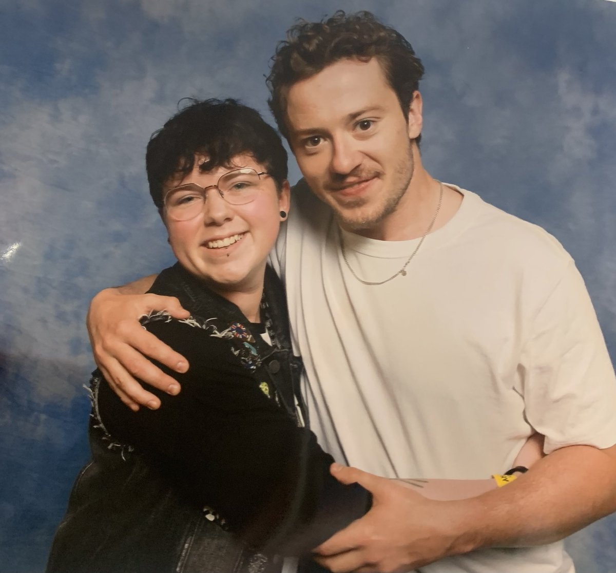 LFCC issues aside, i’m super happy to have met Joseph quinn and he was an absolute sweetheart 🖤 (he also gave a really good hug)