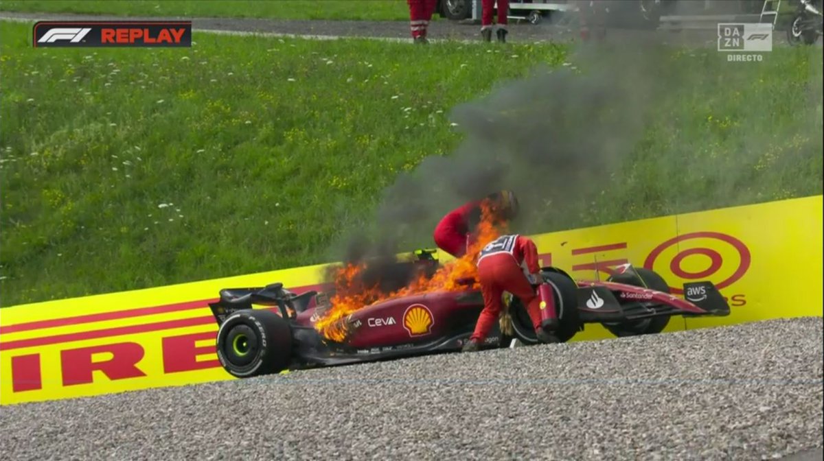 ¡Qué imágenes! Un solo comisario calzando el coche mientras Sainz intenta salir.

¡Contentos de que esté bien! 🙏
📝directo.soymotor.com
🟣twitch.tv/soymotor

#F1 #AustrianGP