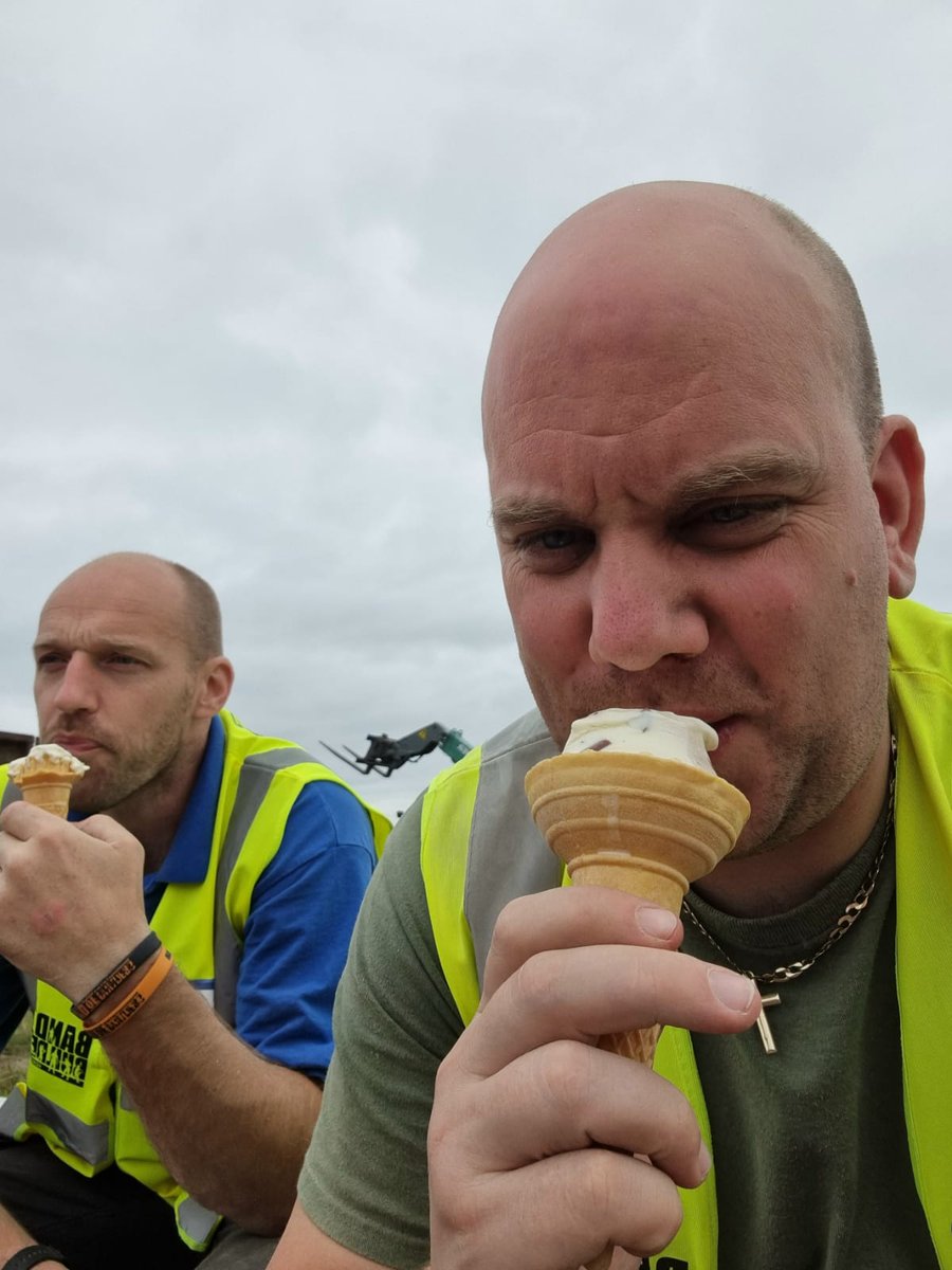 bandofbuilders's tweet photo. #KevinsProject day three and the heat is definitely getting to the #volunteers
🍦🍦🍦🍦 https://t.co/yrJSDZEOy6