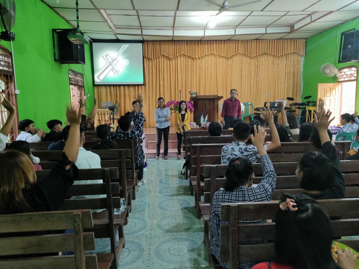 sara_ftrn's tweet photo. 🧑 : Irwan, Sara, Yuni kesini maju kalian.
Setuju nggak kalo mereka yg jadi pengurus?
👨‍👩‍👧‍👦 : setuju (angkat tangan)
🧑 : Oke, kamu ketua bendahara sekretaris. Silahkan duduk 😎 

Nggak ada kompromi sama sekali wkwkkw https://t.co/60mSsB7mjO